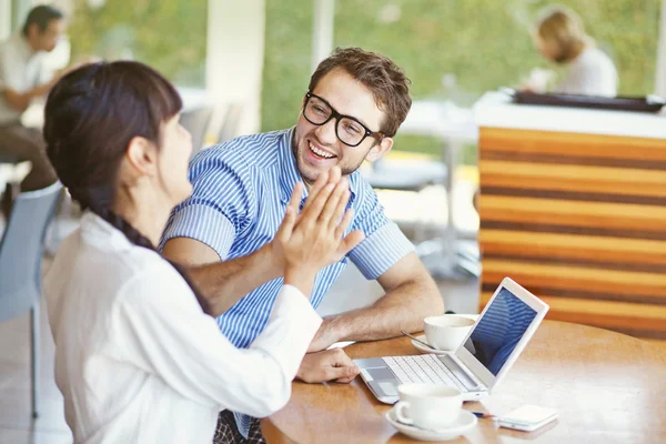 Situation i ämbetet - två arbetare ger high five — Stockfoto