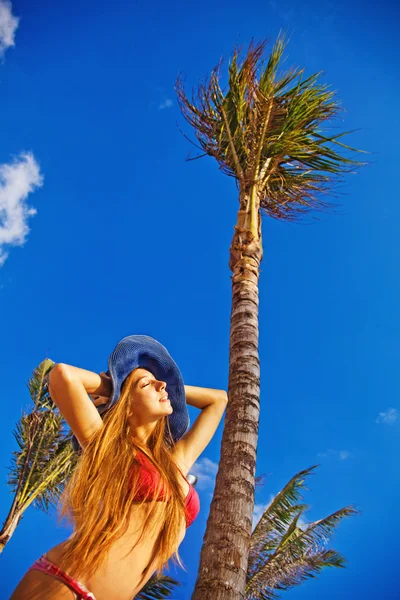 Concepto de vacaciones de verano - mujer bajo la palmera exótica —  Fotos de Stock