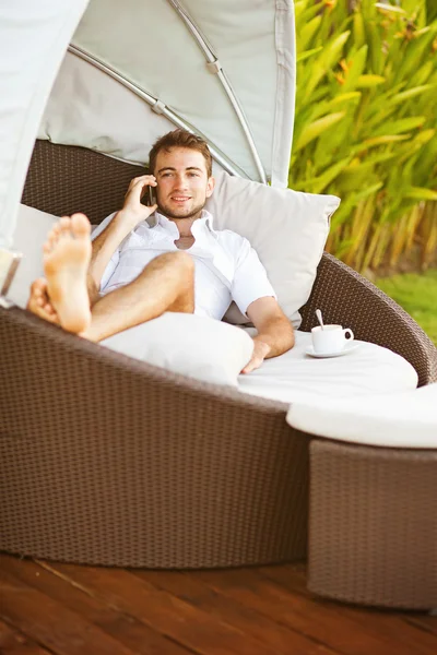 Man relaxing in summer on back yard of his house — Stock Photo, Image