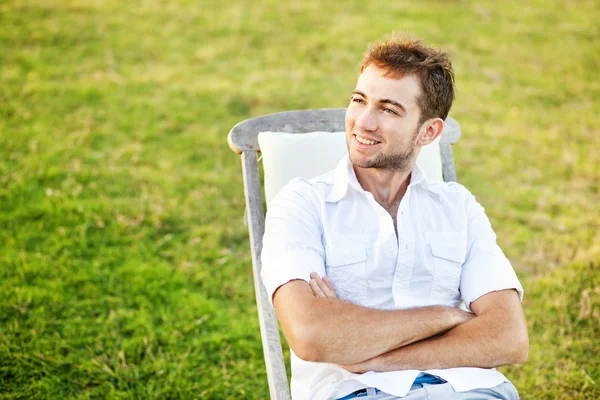 Homem relaxante no verão no quintal de sua casa — Fotografia de Stock