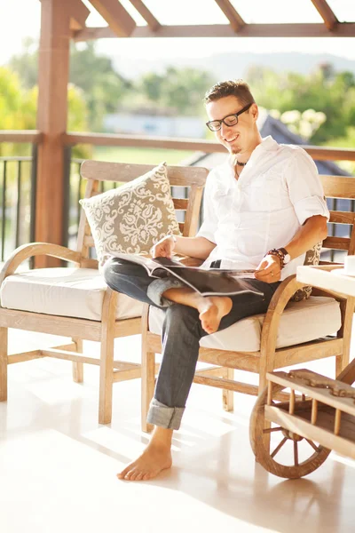 Hombre leyendo revista en casa — Foto de Stock