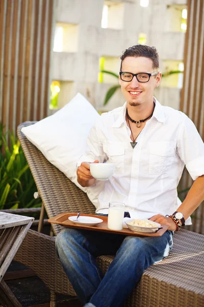 Man äter frukost i trädgården på sommaren — Stockfoto