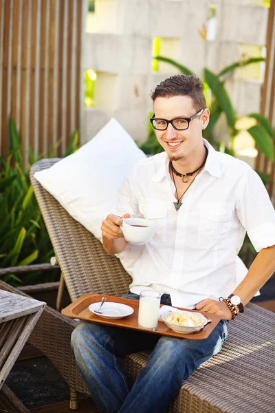 Man äter frukost i trädgården på sommaren — Stockfoto