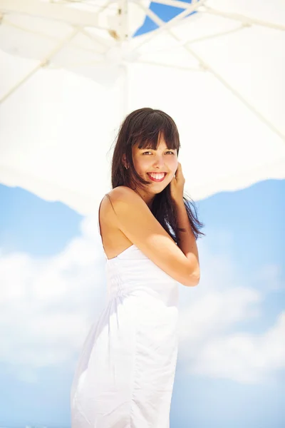 Yaz aylarında rahatlatıcı şemsiyesi altında kadın — Stok fotoğraf