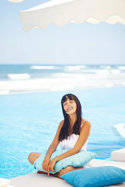Tembel Yüzme Havuzu yanında kadın — Stok fotoğraf