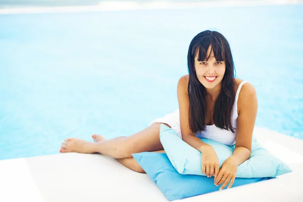 Mulher relaxante no resort em uma espreguiçadeira — Fotografia de Stock