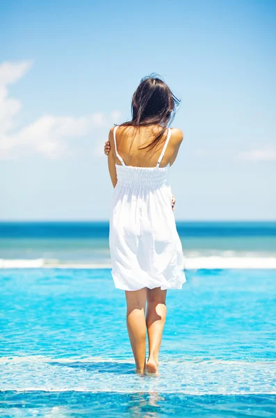 Woman in luxury resort near swimming pool - back view — Stock Photo, Image