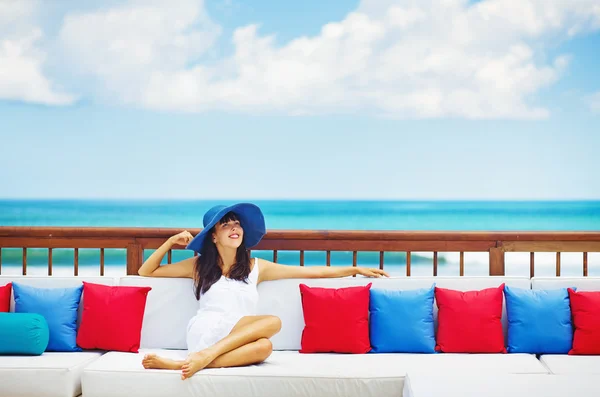 Mujer en resort de lujo en bali — Foto de Stock