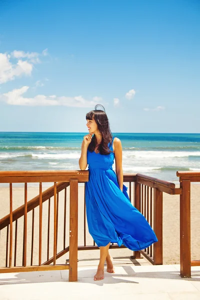 Donna in abito blu sulla spiaggia di lusso — Foto Stock