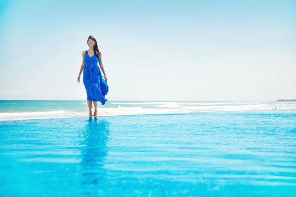 Woman standing on the infinite water - freedom concept — Stock Photo, Image