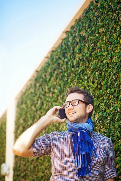 Casual man in de stad vragen per telefoon — Stockfoto