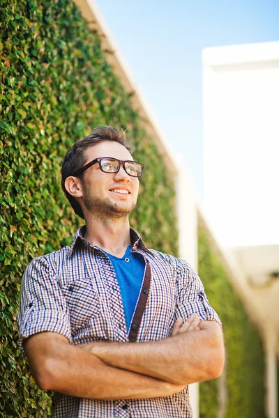 Casual man in de stad — Stockfoto