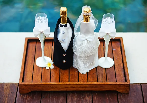 Champagnerflaschen-Dekoration für den Hochzeitstag — Stockfoto