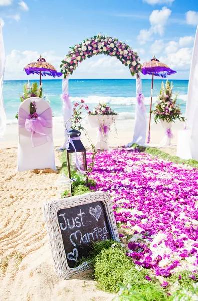 在沙滩上的婚礼场地 — 图库照片