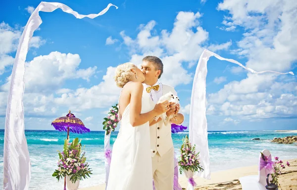 Svatba v bali - pár drží holubice — Stock fotografie