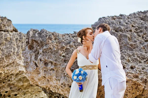 Hermosa pareja en una playa —  Fotos de Stock