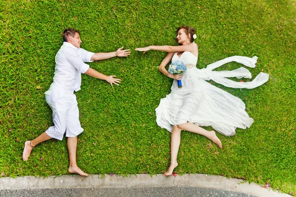 Jeux de mariage drôles sur une herbe — Photo