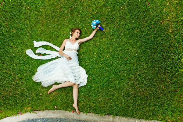 Jogos engraçados de casamento em uma grama — Fotografia de Stock