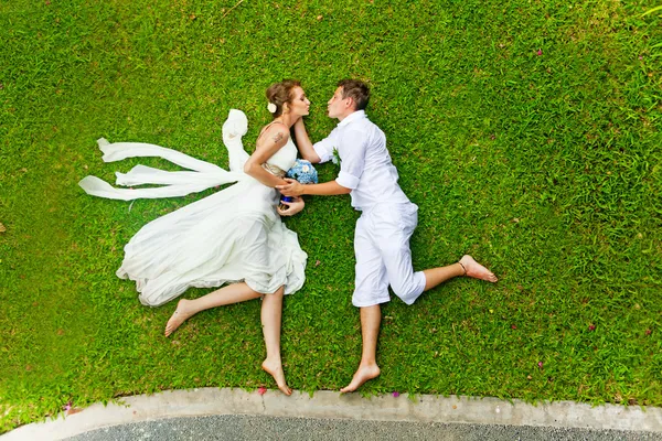 Jogos engraçados de casamento em uma grama — Fotografia de Stock