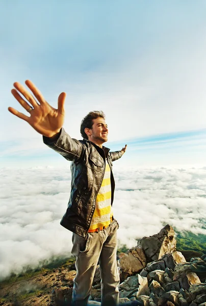 Hombre en una montaña —  Fotos de Stock