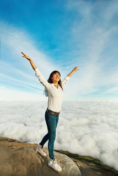 Mujer en un pico de montaña — Foto de Stock