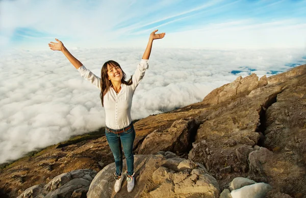 Vrouw op een bergtop — Stockfoto