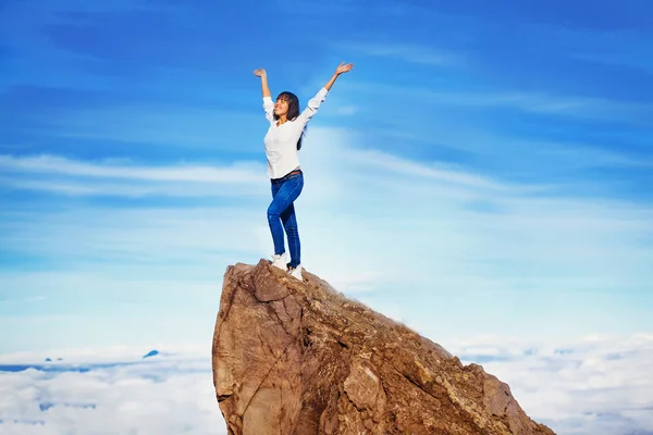 Mujer en un pico de montaña —  Fotos de Stock