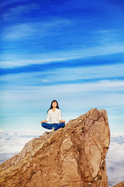 做瑜伽在一座山峰上的女人 — Stockfoto