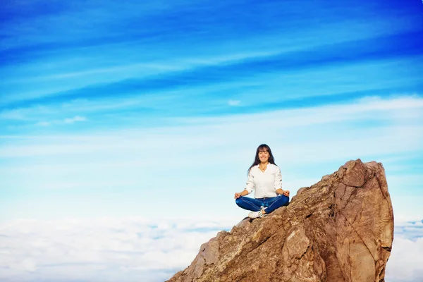 Dağ tepe üzerinde yoga yaparken kadın — Stok fotoğraf