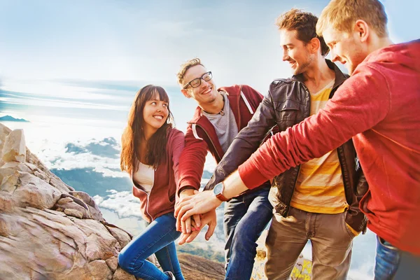 Concepto de éxito del equipo: grupo de personas cogidas de la mano en la cima de la montaña — Foto de Stock