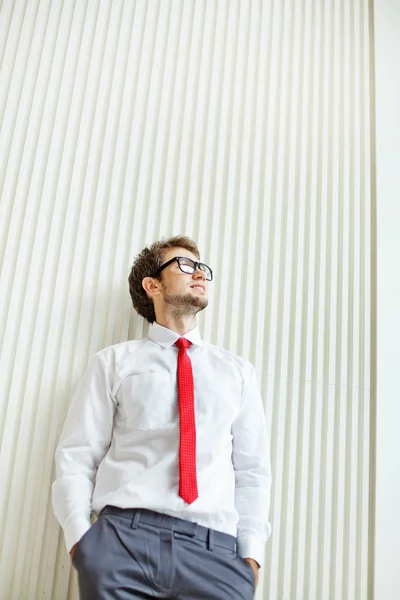 Empresario cerca de la pared —  Fotos de Stock