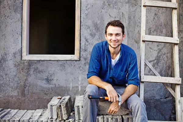 Uomo che costruisce o ripara la sua casa — Foto Stock