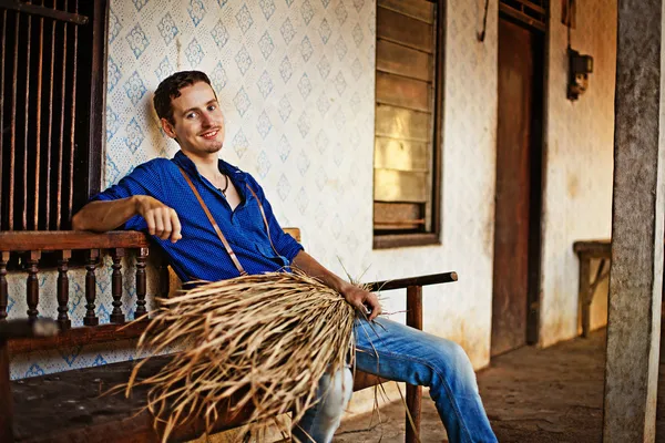 Agricultor perto de sua casa — Fotografia de Stock