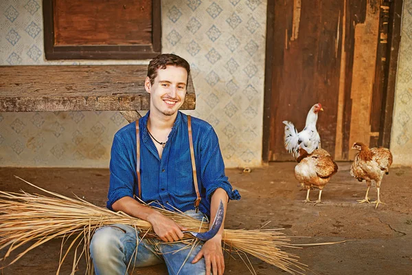 Agricultor perto de sua casa — Fotografia de Stock