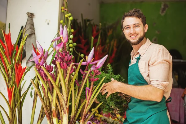 Bonito florista em sua loja de flores — Fotografia de Stock