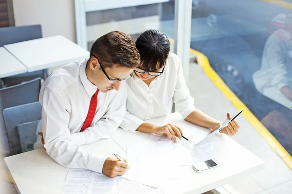 Two office workers creating together — Stock Photo, Image