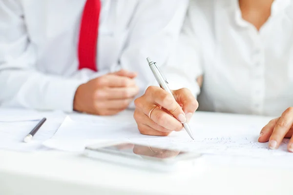 Zwei Büroangestellte schaffen gemeinsam — Stockfoto