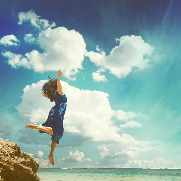 Жінка стрибає в небо — стокове фото