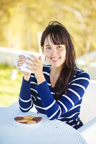 Donna in autunno bere tè caldo o caffè — Foto Stock