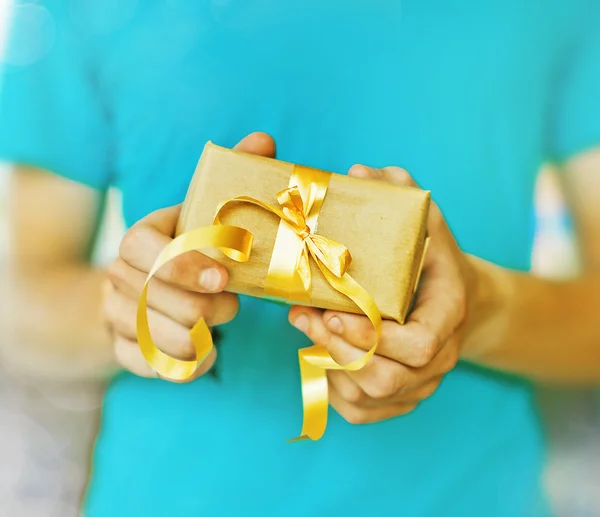 Gift in man's hand — Stock Photo, Image