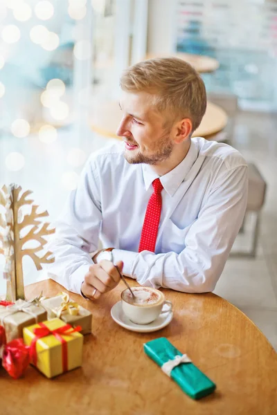 Junger Mann an Heiligabend — Stockfoto