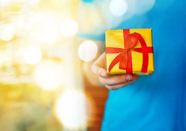 Gift in man's hand — Stock Photo, Image