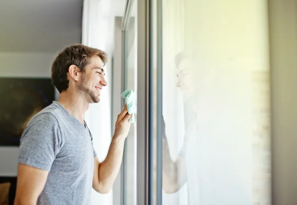 Man cleaning window at home — Stock Photo, Image