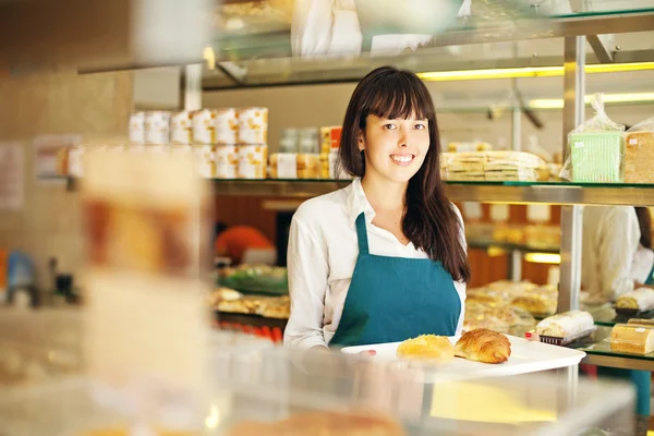 Giovane donna che lavora in panetteria — Foto Stock