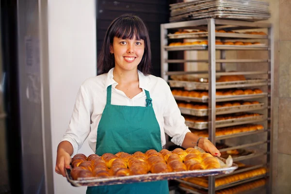 Mujer joven trabajando en panadería — Foto de Stock