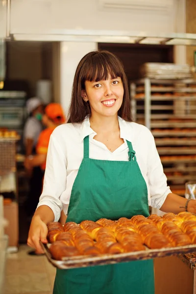 Jeune femme travaillant à la boulangerie — Photo