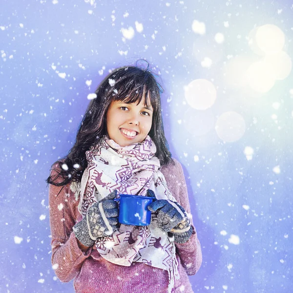 Glückliche Frau im Winter — Stockfoto