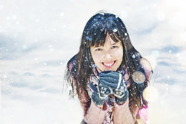 冬天的幸福女人 — 图库照片