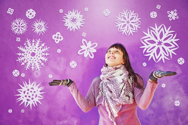 Frau fängt im Winter Papierflocken — Stockfoto