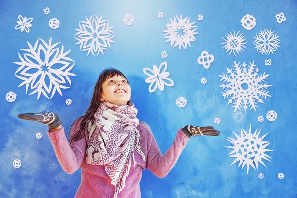 Frau fängt im Winter Schneeflocken aus Papier — Stockfoto